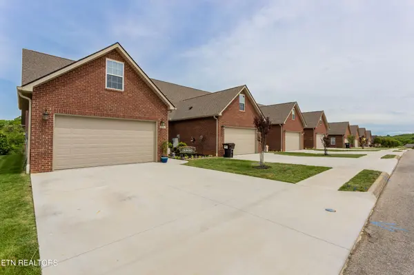 986 Meadow Walk Lane, Lenoir City, TN 37772