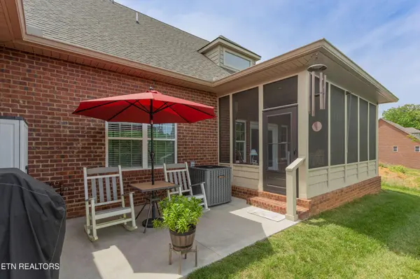 986 Meadow Walk Lane, Lenoir City, TN 37772