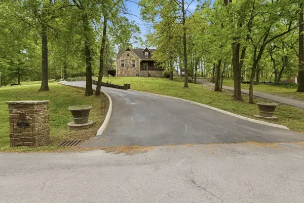 2105 Alpine Dr, Columbia, TN 38401