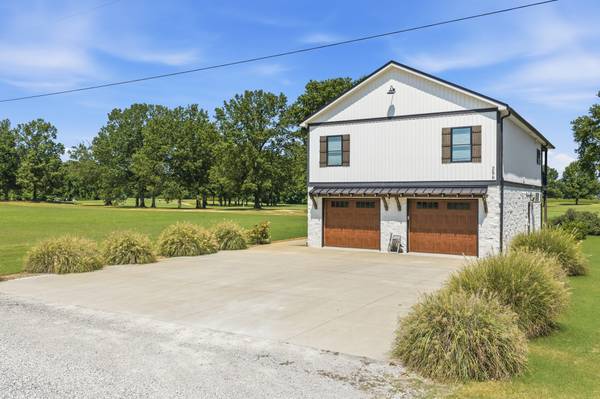 256 Fairway Villa Ln, Decaturville, TN 38329
