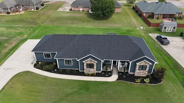 611 Volunteer Dr, Paris, TN 38242