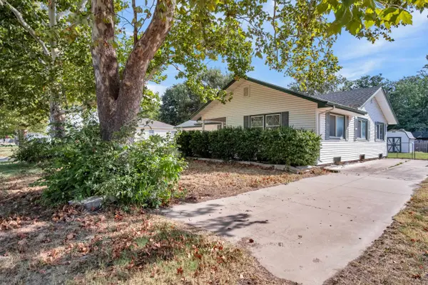 1208 Grandview Ave, Newton, KS 67114