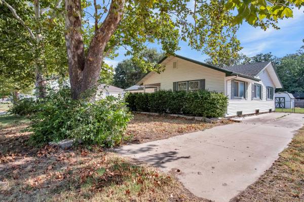 1208 Grandview Ave, Newton, KS 67114