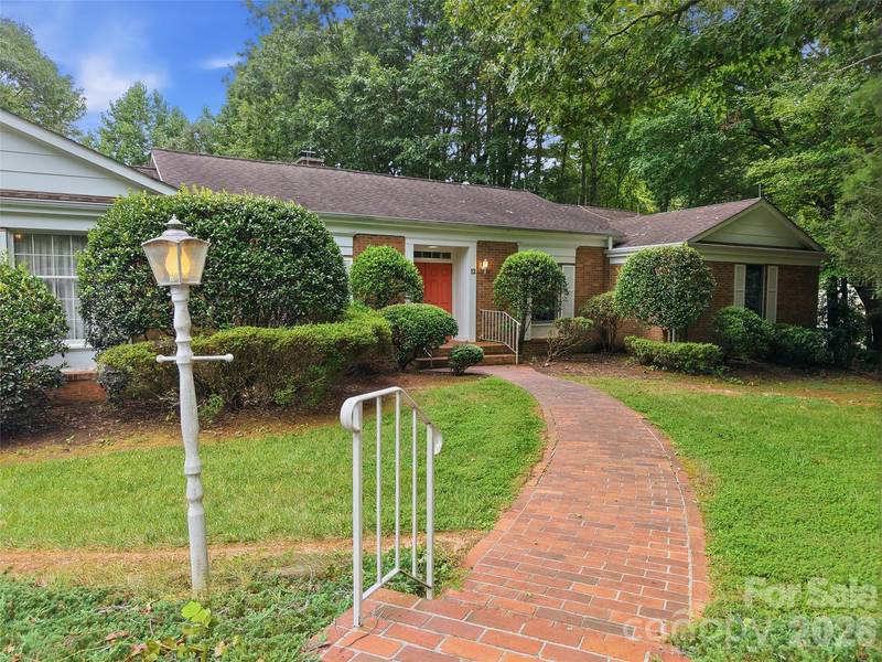 12 Legendary RD, Hendersonville, NC 28739