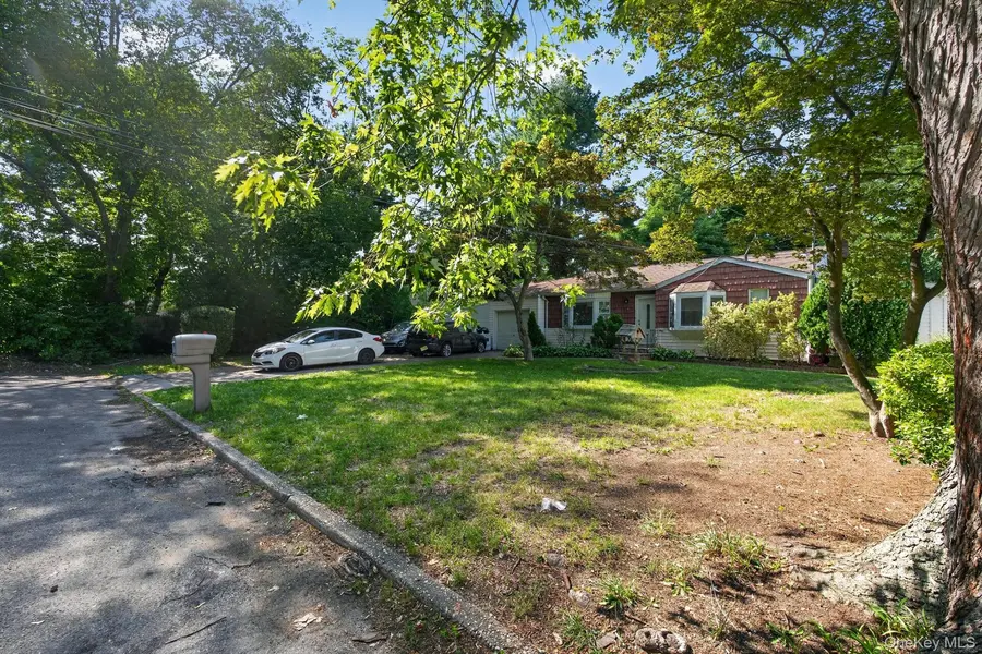 3 Hickory PL, Bay Shore, NY 11706