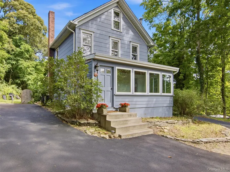 69 Ridgeway AVE, East Setauket, NY 11733
