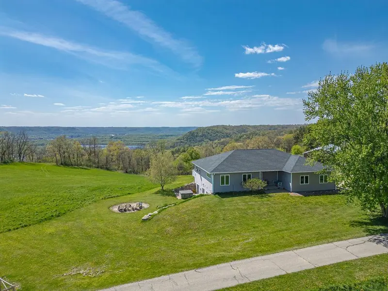 S3565 Rooster Ridge LN, Fountain City, WI 54629