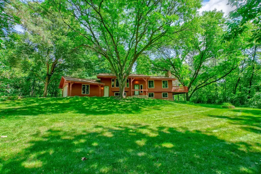 10 High Circle WAY, North Oaks, MN 55127