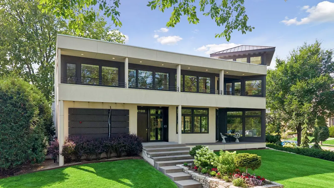 2100 W Lake Of The Isles Pkwy, Minneapolis, MN 55405