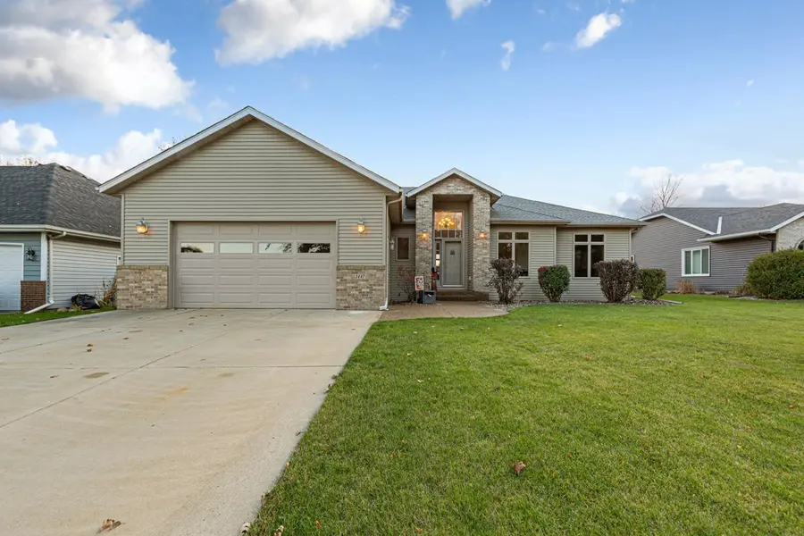 1447 Nottingham DR, Owatonna, MN 55060