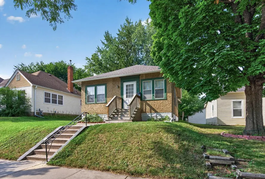 967 Rose AVE E, Saint Paul, MN 55106