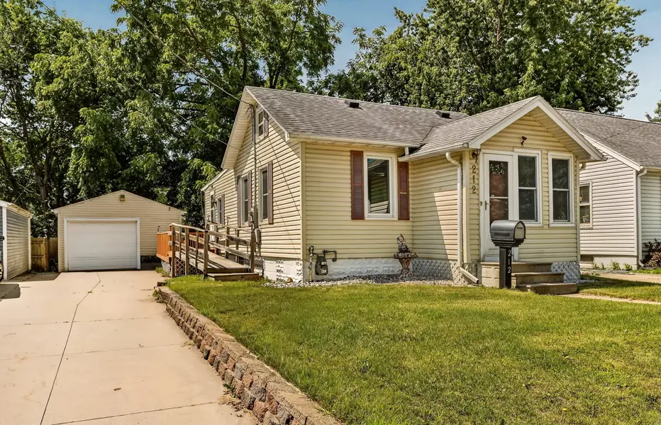 212 10 1/2 ST SE, Rochester, MN 55904