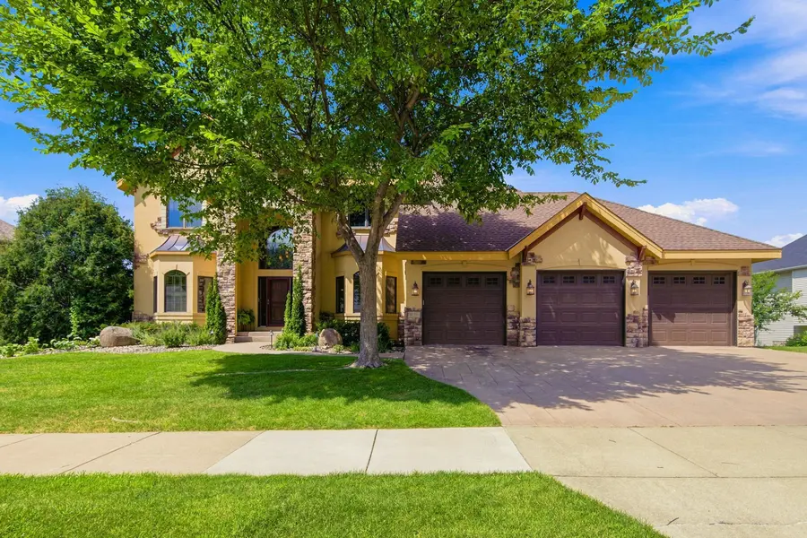 1008 Newhall DR, Faribault, MN 55021