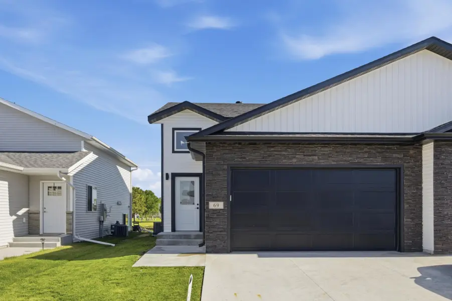 69 Cedar DR, Mapleton, ND 58059