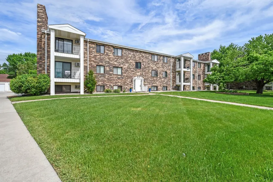 321 Prairiewood CIR S #304, Fargo, ND 58103