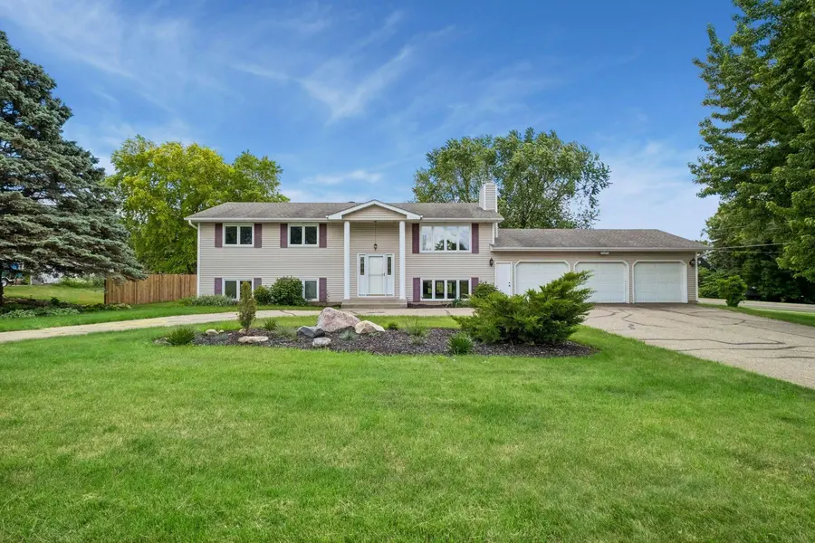 1790 Crestridge LN, Eagan, MN 55122