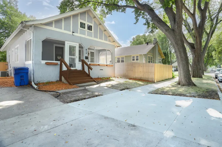 910 11th ST S, Fargo, ND 58103