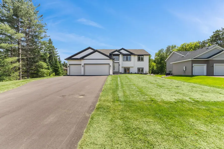 520 Lois LN, Lino Lakes, MN 55014