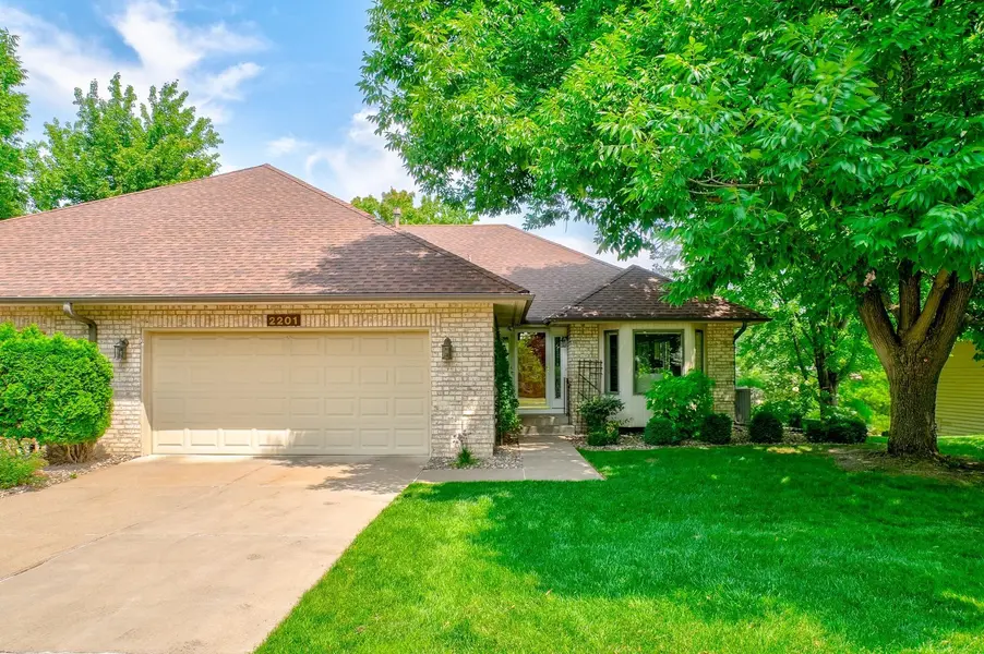 2201 Ferris LN, Roseville, MN 55113