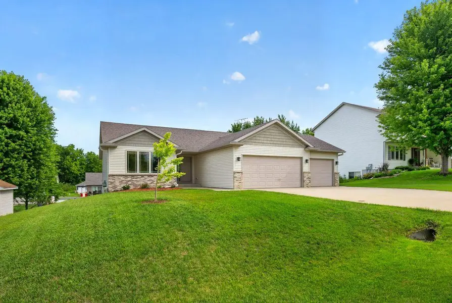 634 8th ST SW, Pine Island, MN 55963