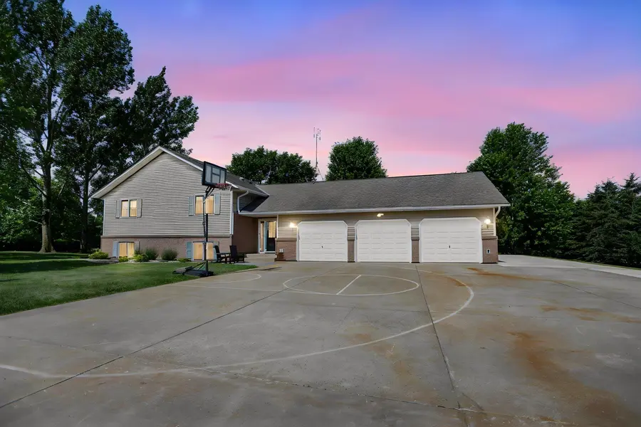 17834 Hunt Lake TRL, Faribault, MN 55021