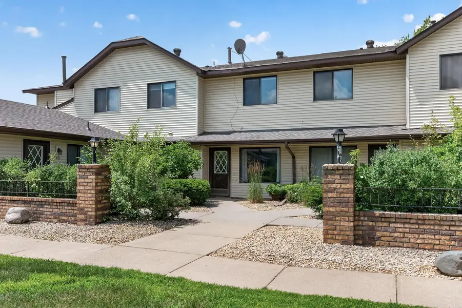 1554 Helmo AVE N, Oakdale, MN 55128