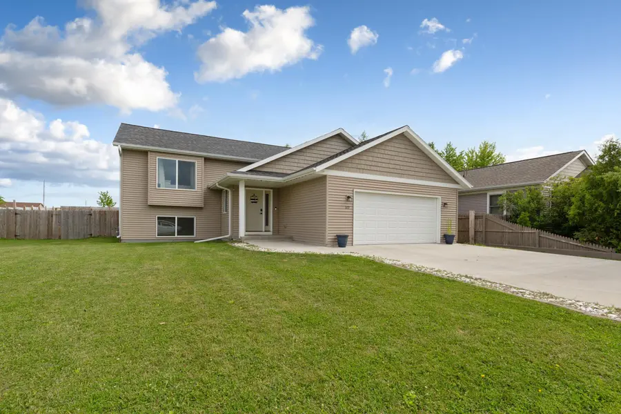 310 Autumn Hills PL NE, Owatonna, MN 55060