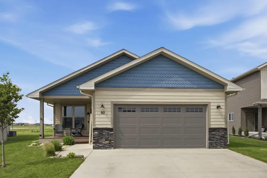 90 6th ST E, Horace, ND 58047