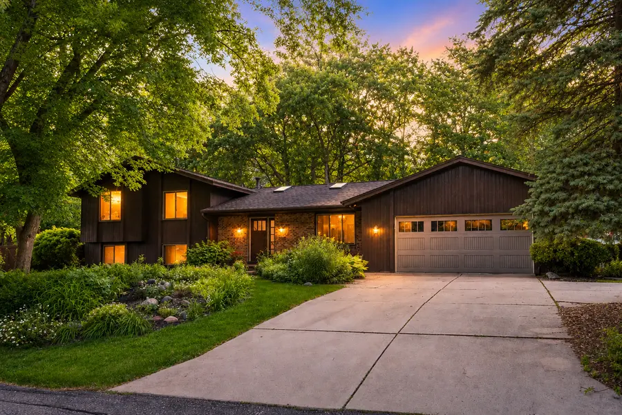 14810 Lloyds DR, Minnetonka, MN 55345
