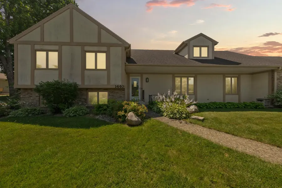 1440 Sunset DR SW, Owatonna, MN 55060