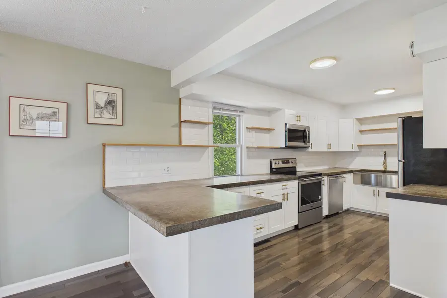 2562 Fairview AVE N, Roseville, MN 55113