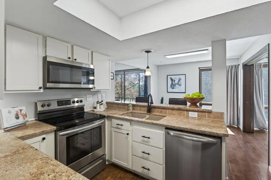 6085 Lincoln DR #225, Edina, MN 55436