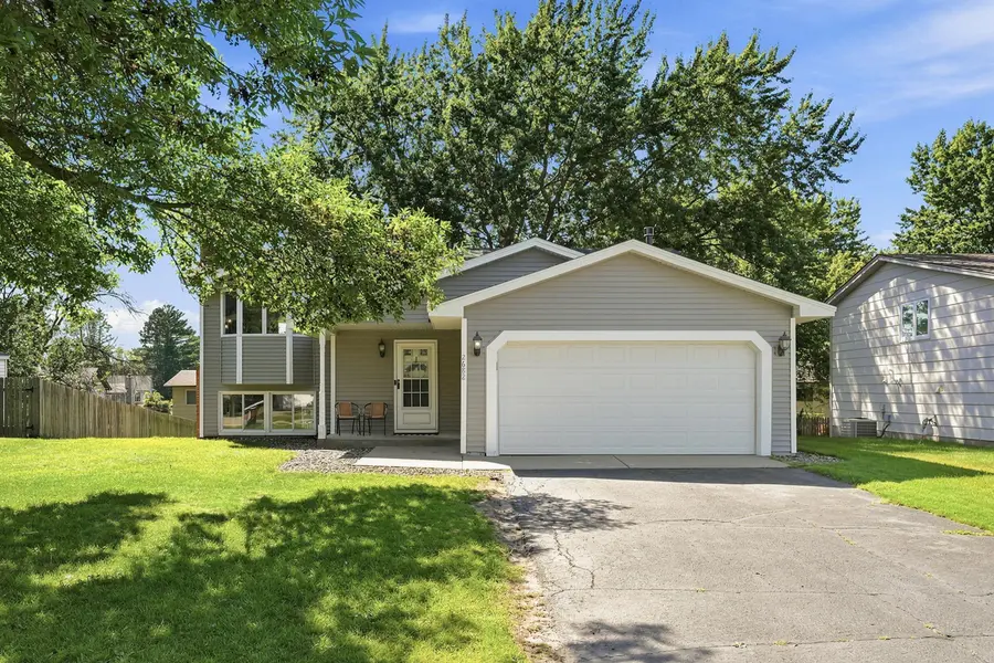 2682 Guthrie AVE N, Oakdale, MN 55128