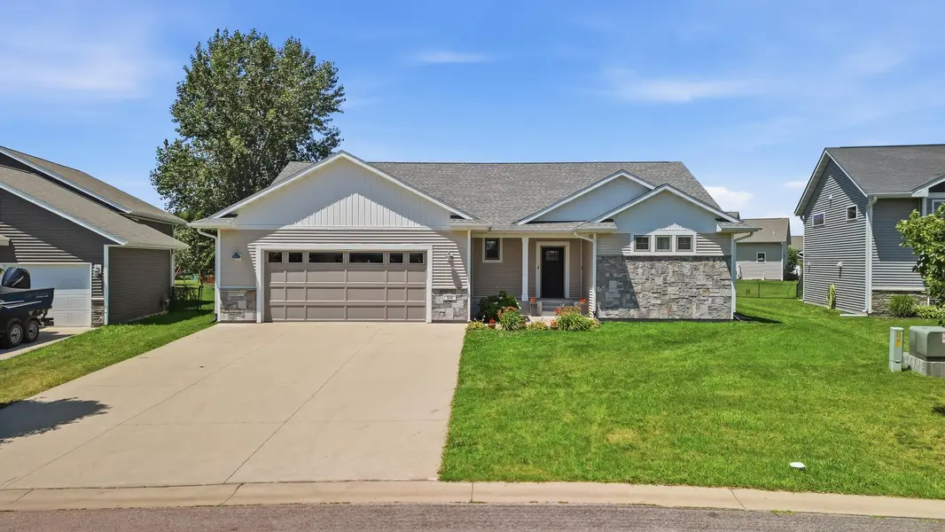 820 Fieldcrest DR, Mankato, MN 56001