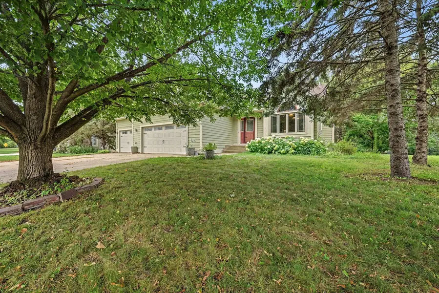 240 Woodridge LN, Lino Lakes, MN 55014