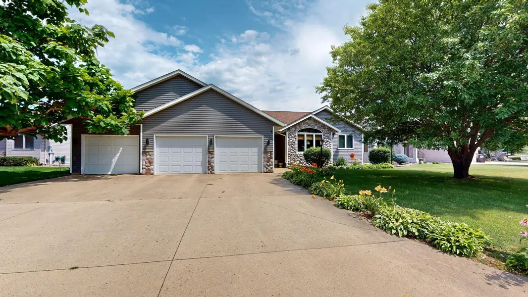 1906 Greenwood DR, Albert Lea, MN 56007