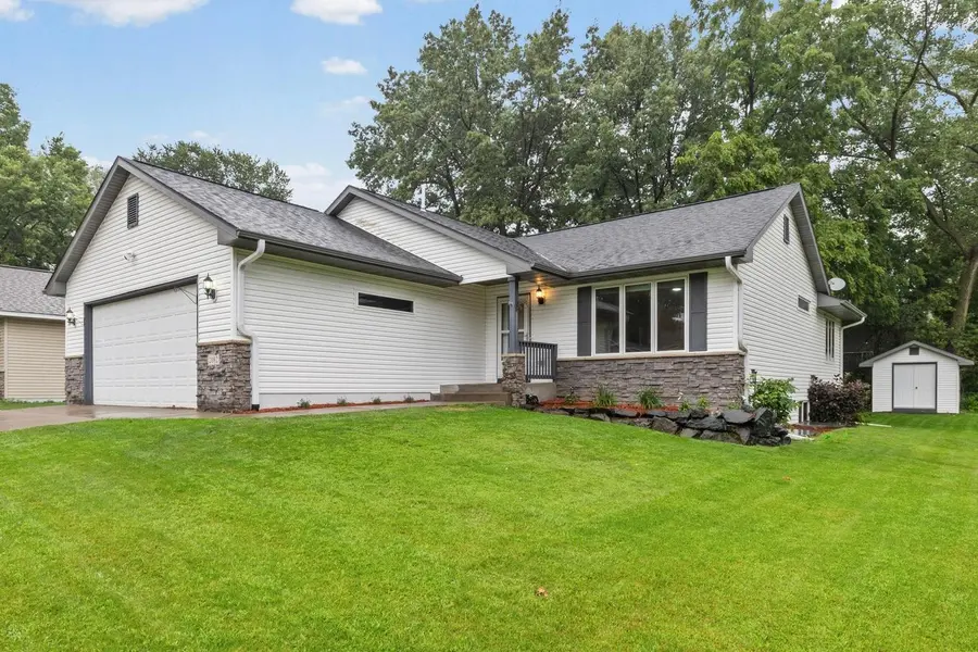 2082 Cowern PL E, North Saint Paul, MN 55109