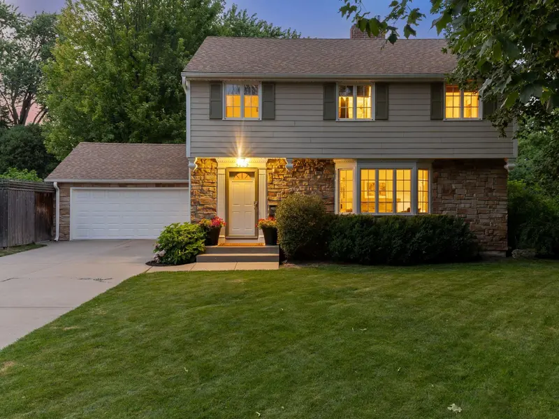 5220 Maddox LN, Edina, MN 55436
