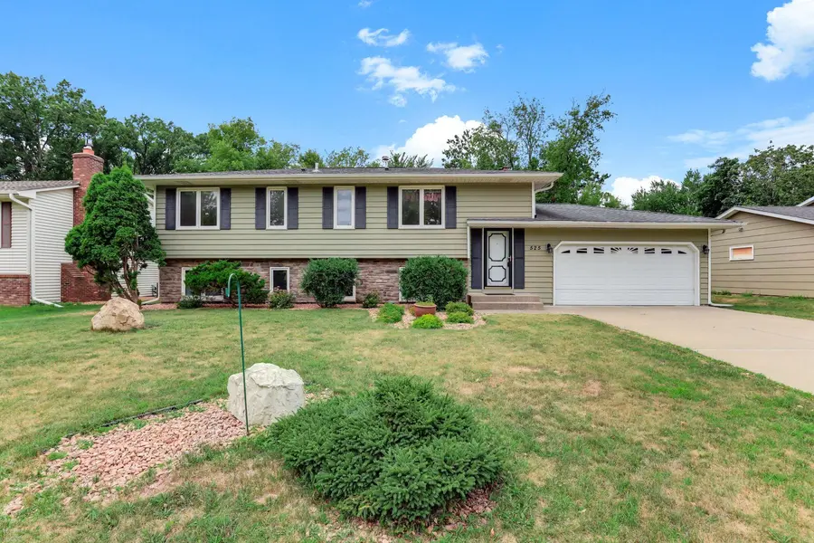 525 Lakewood DR S, Maplewood, MN 55119