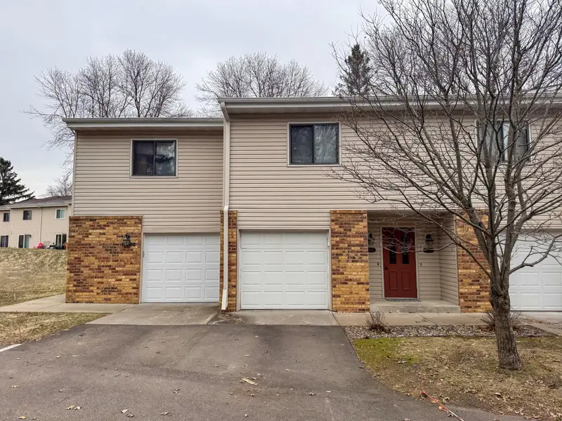17562 Pond CIR, Eden Prairie, MN 55346