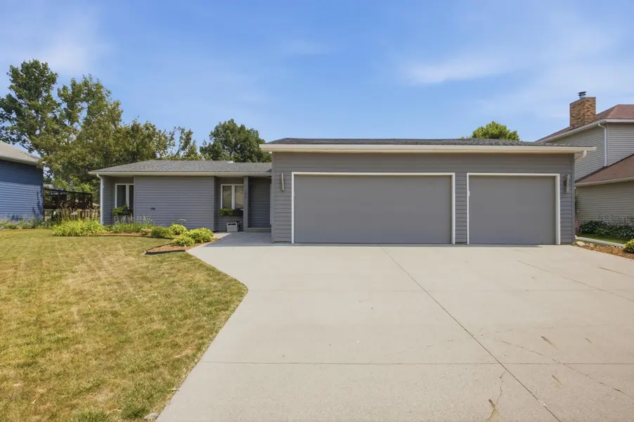 186 Prairiewood DR S, Fargo, ND 58103
