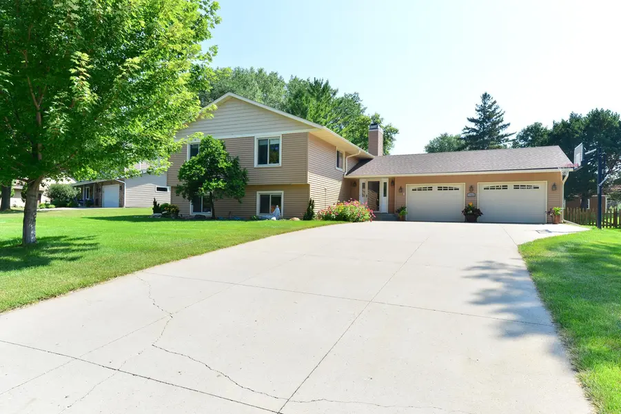 17400 Barrington CT, Minnetonka, MN 55345