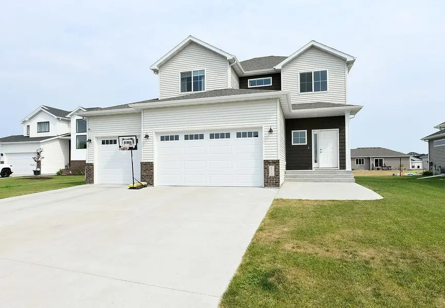 6719 Smylie LN S, Fargo, ND 58104
