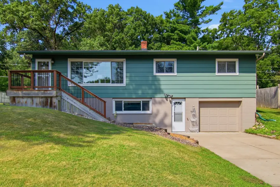 911 16th ST SE, Menomonie, WI 54751