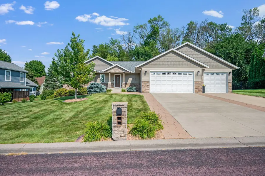 105 Hidden Oaks CIR, Mankato, MN 56001