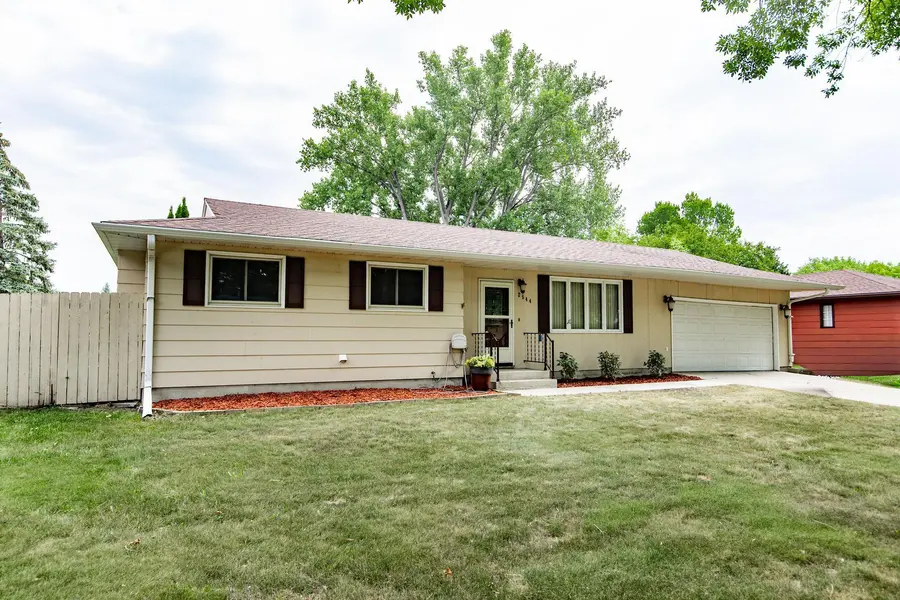 2544 Arrowhead RD S, Fargo, ND 58103