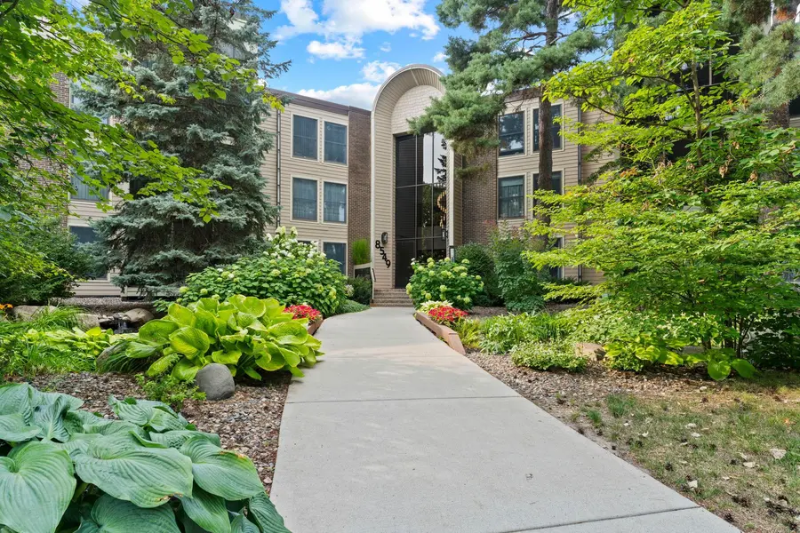 8549 Irwin RD #126, Bloomington, MN 55437