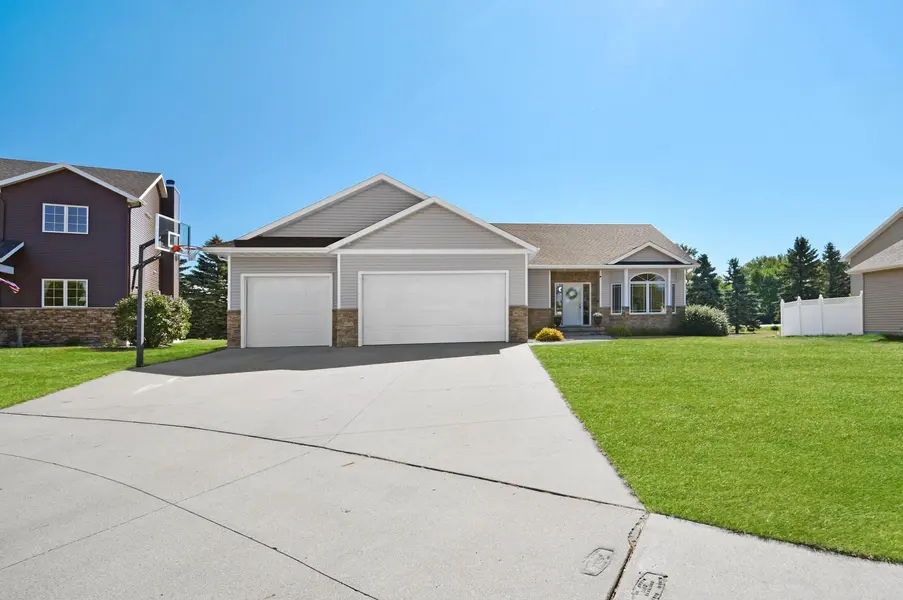 4026 39th ST S, Moorhead, MN 56560