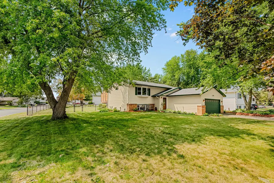 406 Schilling CIR NW, Forest Lake, MN 55025