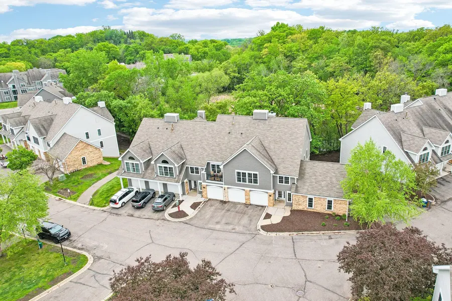 6030 Chasewood Pkwy #201, Minnetonka, MN 55343